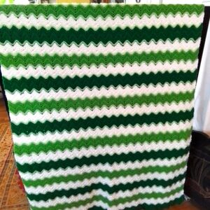 VINTAGE NEW GREEN & WHITE HAND CROCHETED AFGAN, 51"X 78"